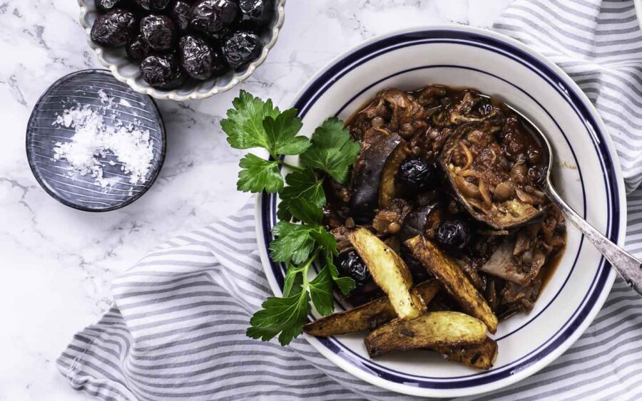 Stifado med aubergine – vegetarisk gryderet på græsk