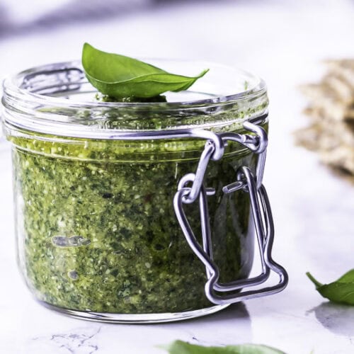 Hjemmelavet pesto med basilikum