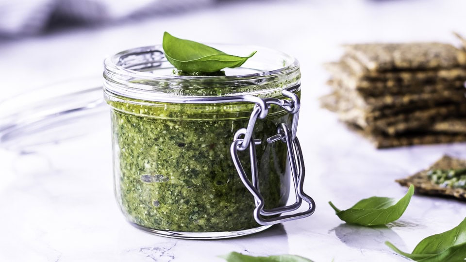 Hjemmelavet pesto med basilikum