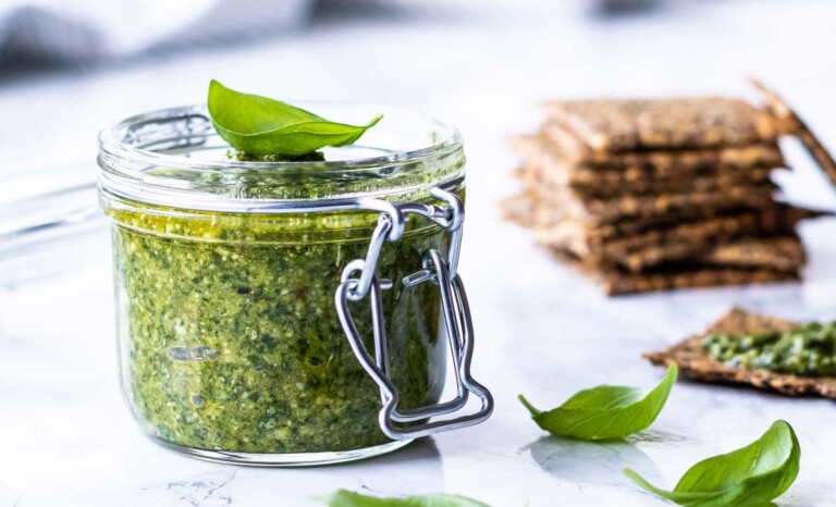 Hjemmelavet pesto med basilikum og pinjekerner