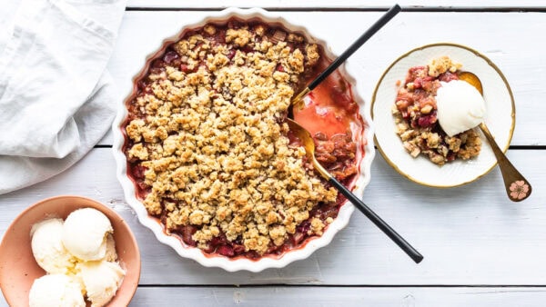 Rabarbercrumble med mandler og havregryn