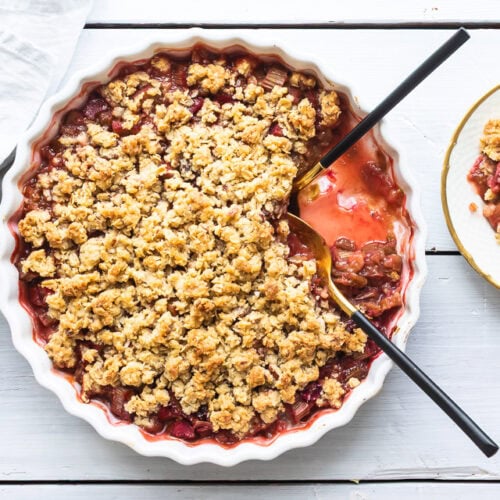 Rabarbercrumble med mandler og havregryn