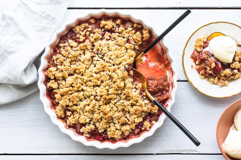 Rabarbercrumble med mandler og havregryn