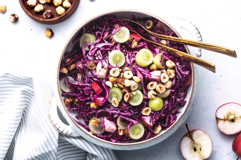 Rødkålssalat med æbler og skøn kanel-krydderdressing