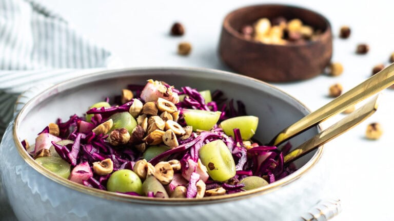 Rødkålssalat med æbler og skøn kanel-krydderdressing