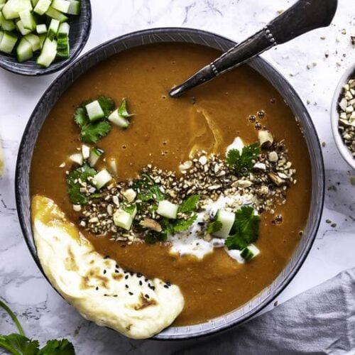 Skøn indisk tomatsuppe med linser og raita