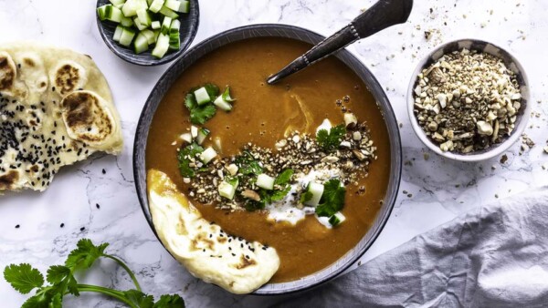 Skøn indisk tomatsuppe med linser og raita