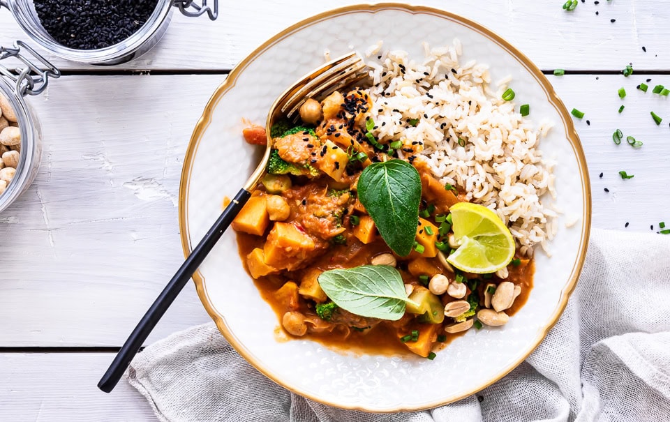 Vegetar one-pot-curry med søde kartofler