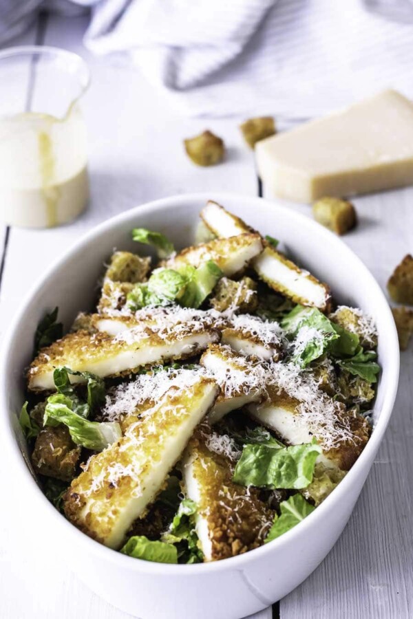 Vegetarisk cæsarsalat med halloumi