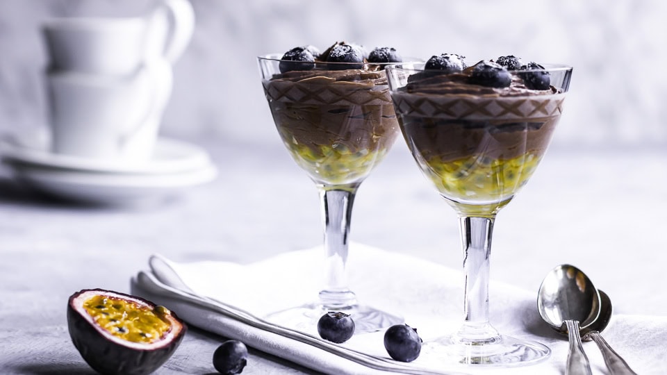 Chokolademousse med appelsin og passionsfrugt