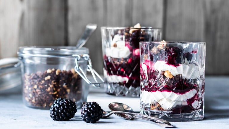 Brombærdessert med vaniljecreme og rugbrødsknas
