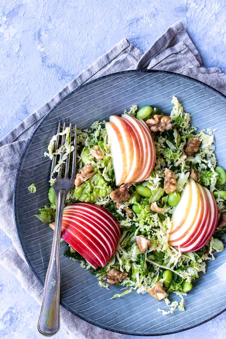 Salat med savojkål og æbler – savojkålsalat