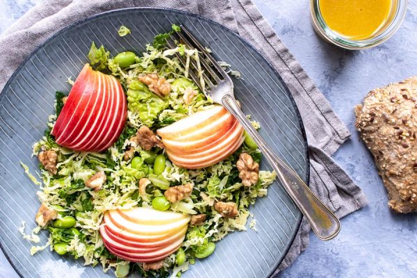 Salat med savojkål og æbler – savojkålsalat