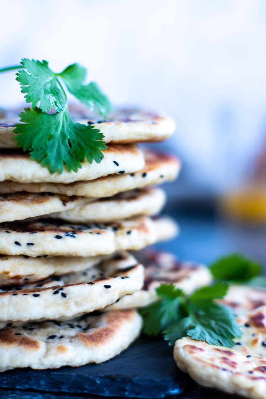 Naanbrød indiske fladbrød på panden