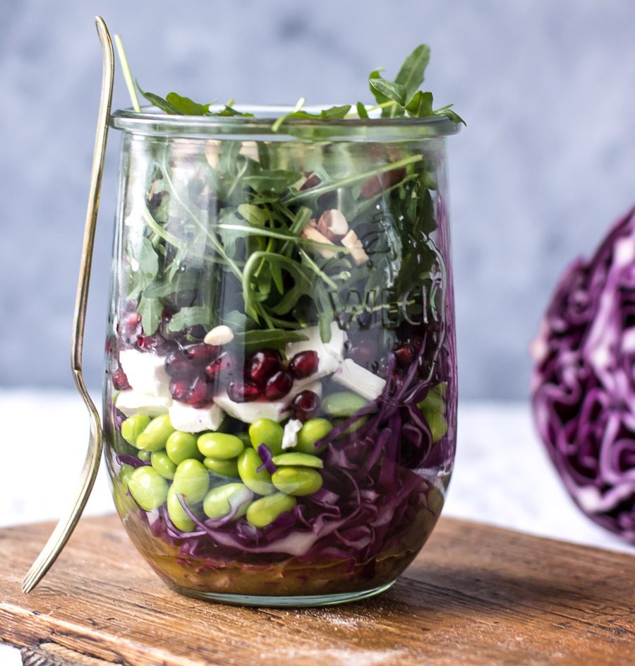 Salat i glas med rød spidskål og granatæble