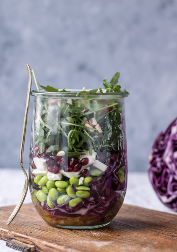 Salat med rød spidskål og granatæble