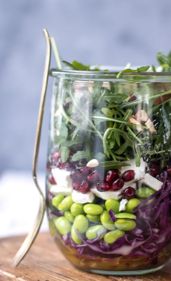Salat i glas med rød spidskål og granatæble