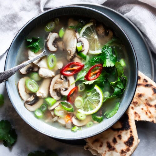 Thaisuppe med kylling og kokosmælk - tom kha gai