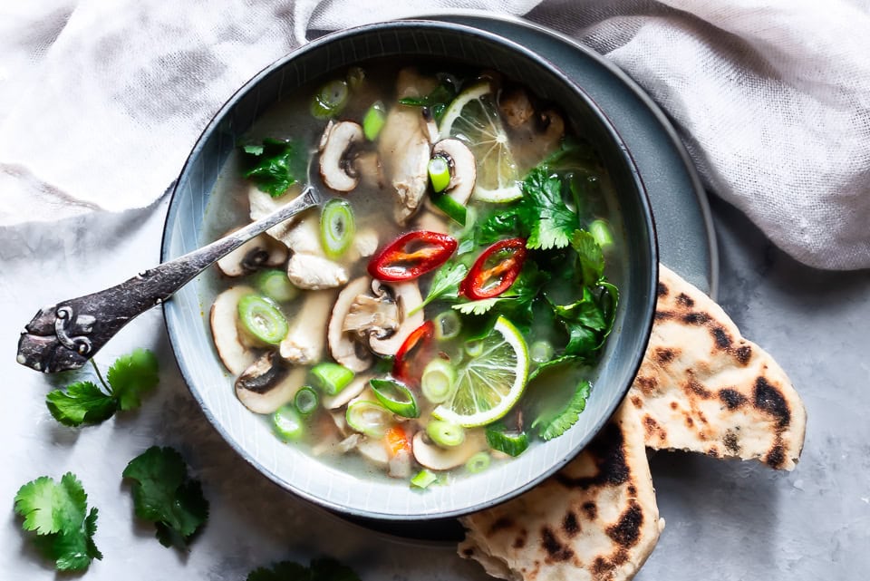 Thaisuppe med kylling og kokosmælk - tom kha gai