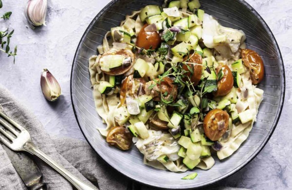 Pasta med fisk, tomat og courgette – lynhurtigt, lækkert!