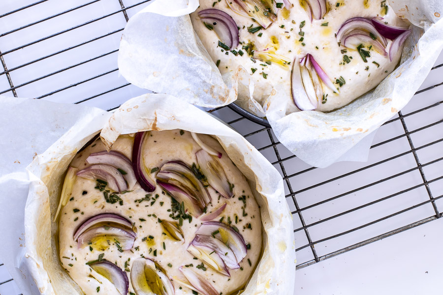 Foccacia med løg - saftigt, italiensk madbrød