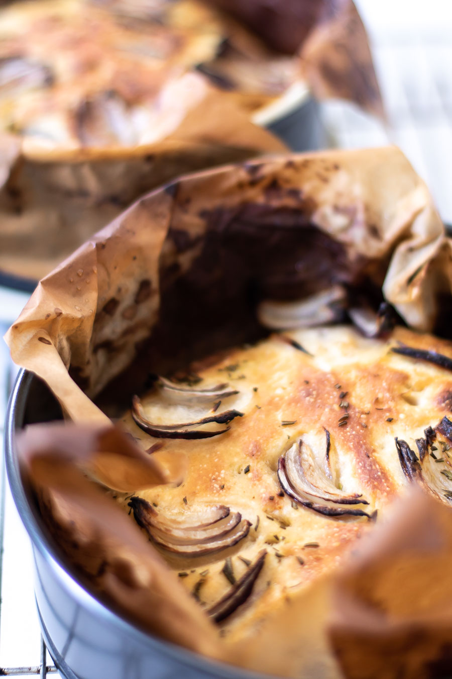 Foccacia med løg - saftigt, italiensk madbrød