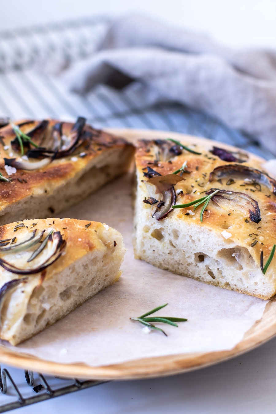 Foccacia med løg - saftigt, italiensk madbrød