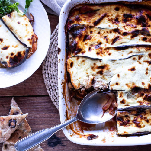 Vegetarisk moussaká med auberginer og græske fladbrød