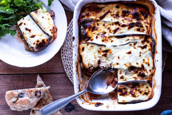 Vegetarisk moussaká med auberginer og græske fladbrød