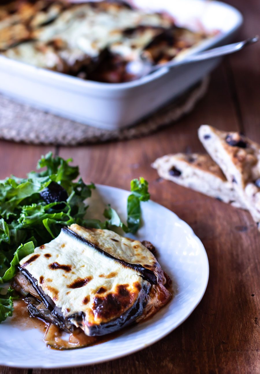 Vegetarisk moussaká med auberginer og græske fladbrød