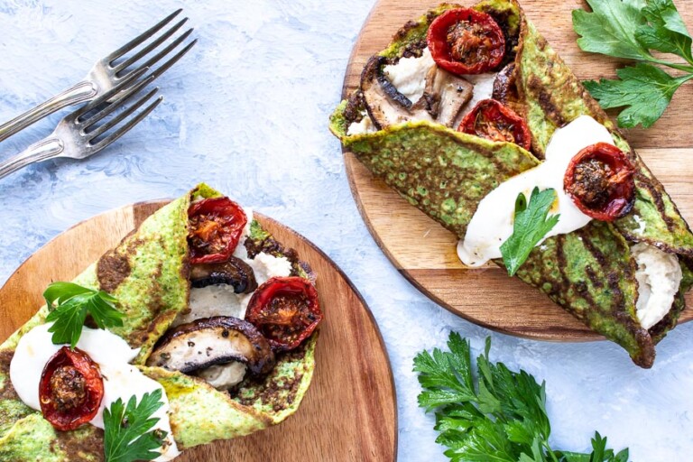 Spinatpandekager med hummus og svampe