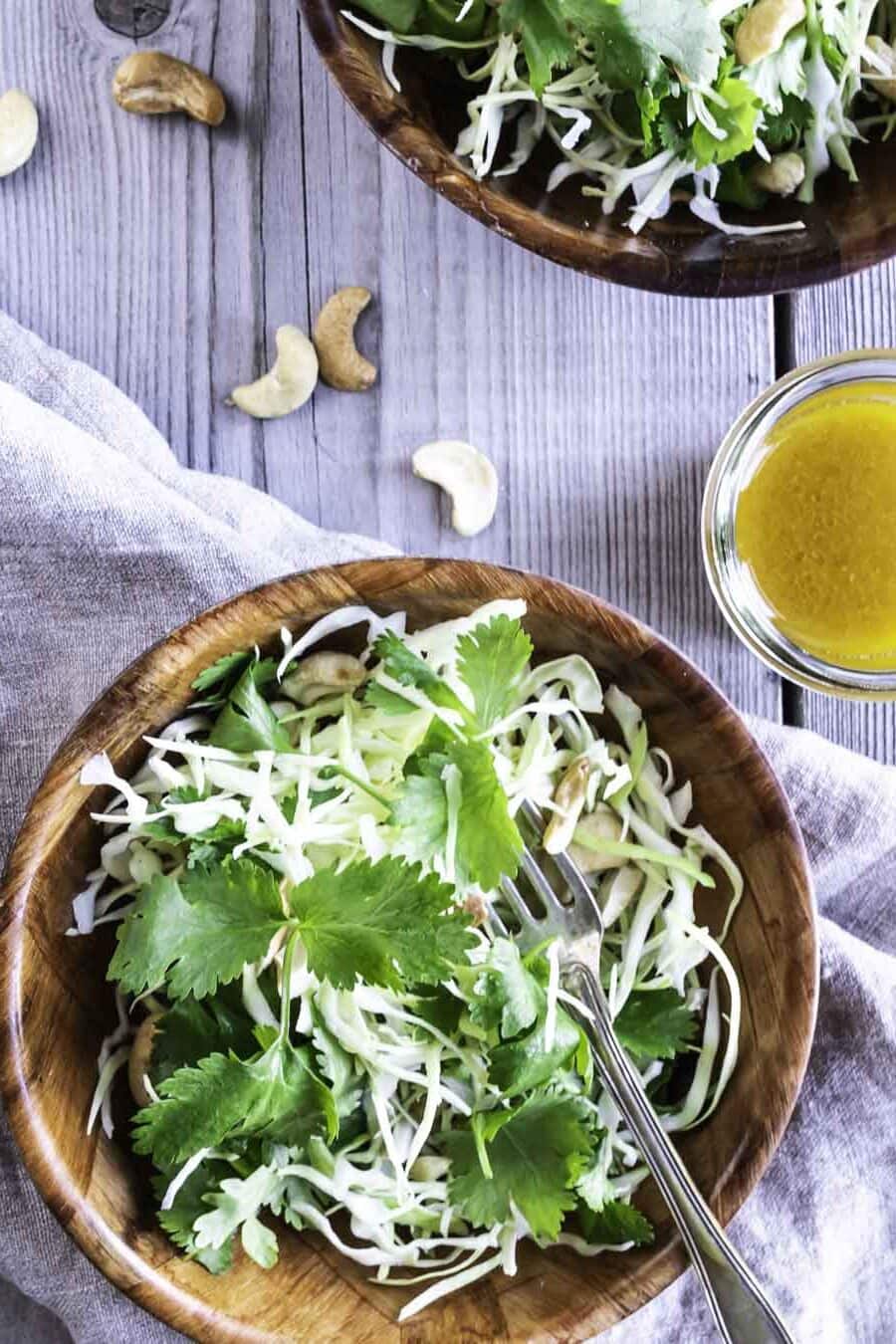 Spidskålssalat med koriander, cashews og appelsindressing