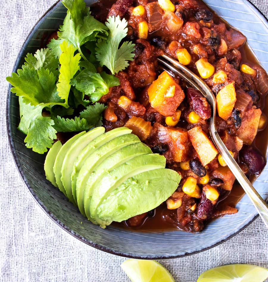 Vegetarisk chili med græskar og grønsager