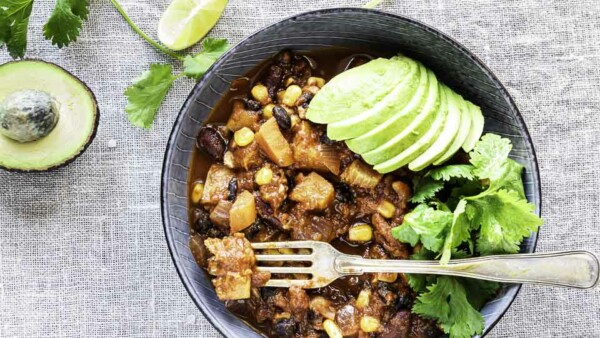 Vegetarisk chili med grønsager og græskar