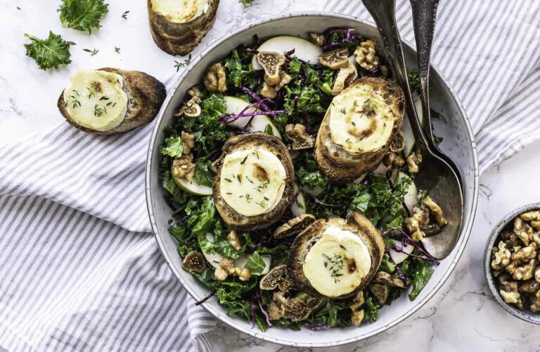 Grønkålssalat med gedeost og pærer - salade chèvre chaud