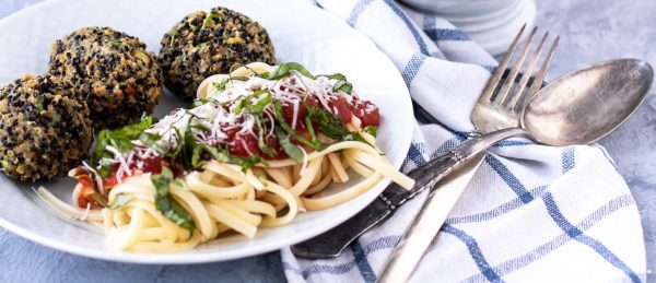 Spaghetti med vegetariske boller og tomatsovs