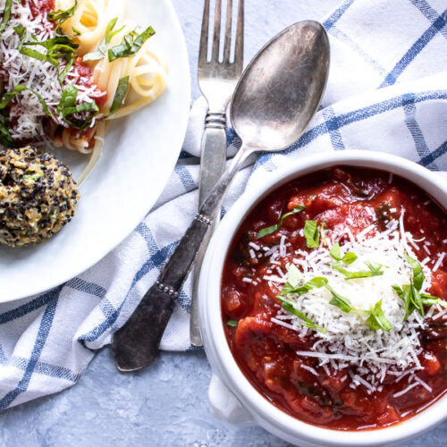 Spaghetti med vegetariske boller og tomatsovs