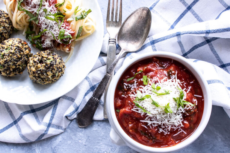 Spaghetti med vegetariske boller og tomatsovs