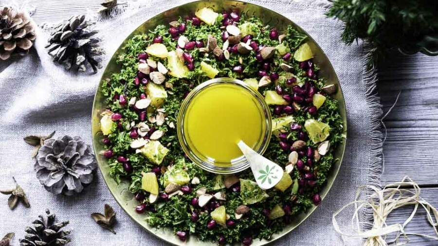 Luksus grønkålssalat med appelsin, granatæble og knas