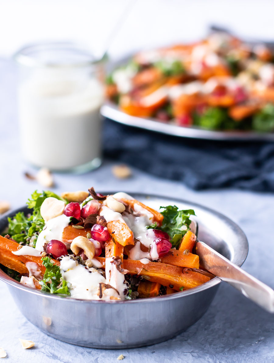 Grønkålssalat med bagte gulerødder, quinoa og tahin