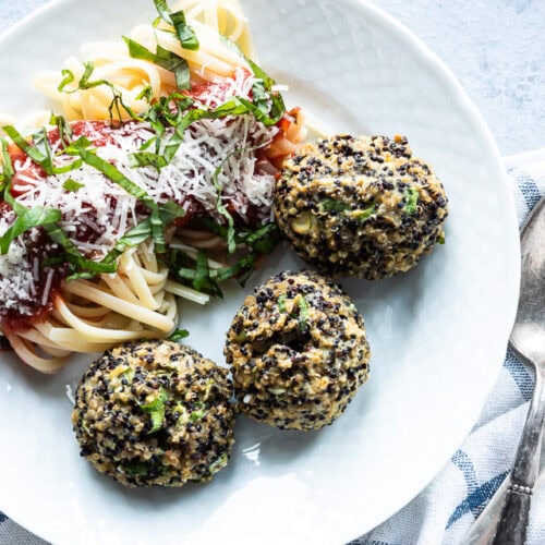 Spaghetti med vegetariske boller og tomatsovs