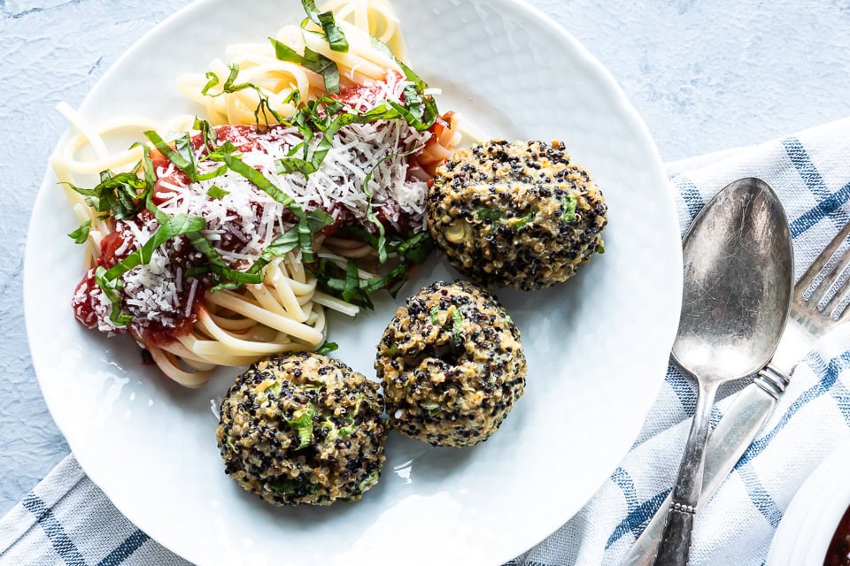 Spaghetti med vegetariske boller og tomatsovs
