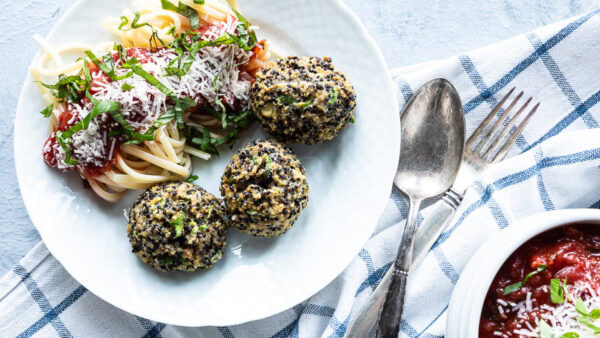Spaghetti med vegetariske boller og tomatsovs