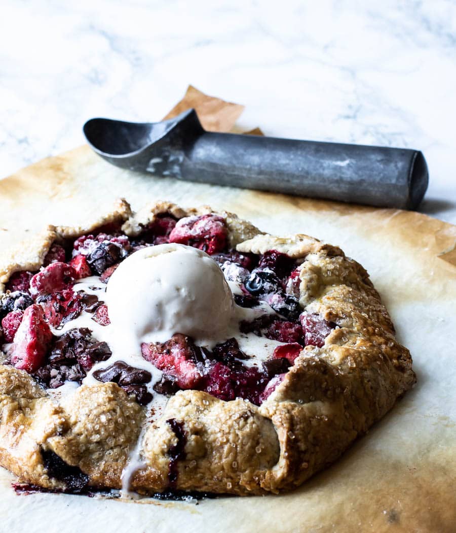 Galette med bær og chokolade - lækker sommerdessert