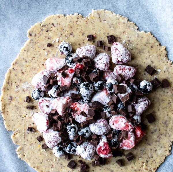 Galette-med-bær-og-chokolade-lækker-sommerdessert