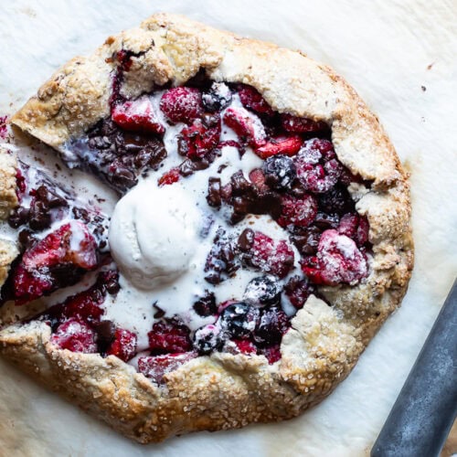 Sommerdessert med bær og chokolade – lækker dessertgalette
