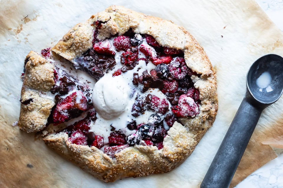 Sommerdessert med bær og chokolade – lækker dessertgalette