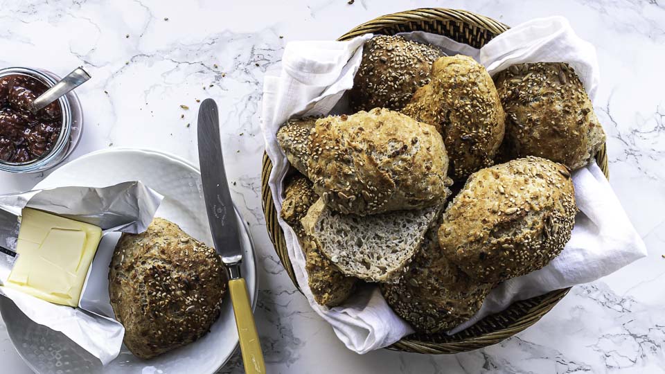 Koldhævede boller med kogte kerner