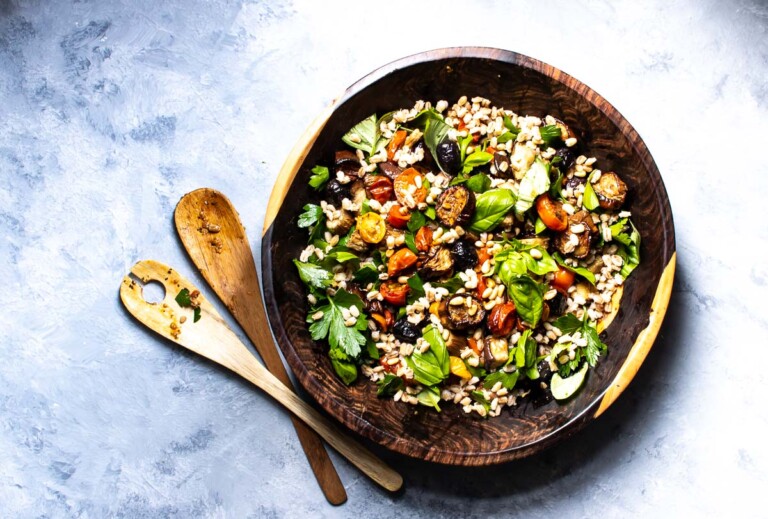 Bagt salat med aubergine, tomat og kerner