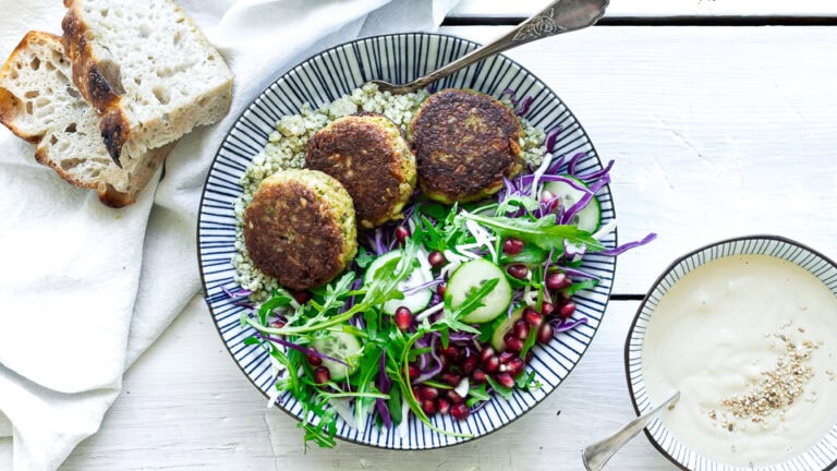 Vegetarfrikadeller med kikærter og halloumi - hurtige vegetardeller